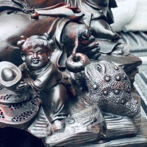 Di Lạc Ngũ Phúc Thuần Nghê Ngồi Gốc Tùng Gỗ Trắc Đỏ Đen Cao 80cm [41,000,000] (10)